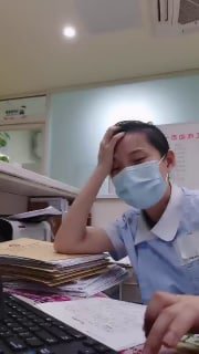 【#小护士染染】06-28抗疫一线归来的大白，小美女夜班无聊，休息室内跳蛋自慰，露脸