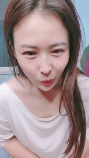 #温柔的小少妇 露脸深夜撩骚互动狼友，脱了衬衫就开始骚，揉奶玩逼自慰，逼逼里塞着跳蛋