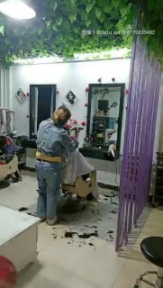 真实理发店偷拍，客人不知道老板娘逼里正塞着跳蛋，淫水流了一裤裆，没有客人就开始袒胸露乳抠骚穴
