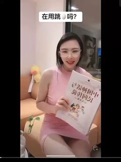 抖音网红直播时蜜穴里面塞了一个激烈跳蛋，边读书边被跳蛋支配，全程呻吟不断！