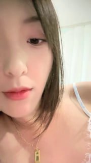 反差女神，【艺校学生】，商场买保险套，裹上跳蛋自慰，尿尿，清秀脸庞小逼逼一刻也不能闲着