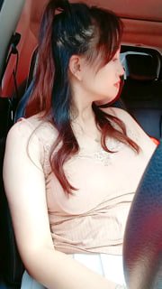 乡村少妇真是骚，【甜甜小少妇】，哪里人多去哪里，户外游泳池边塞跳蛋，骚逼湿漉漉，需要男人来解救