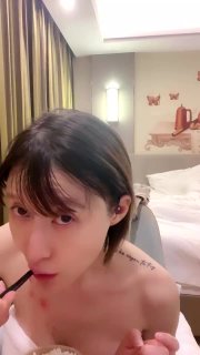 短發網紅騷禦姐！酒店激情自慰！跳蛋震穴上下一起用，震得好爽很享受，浪叫呻吟好聽