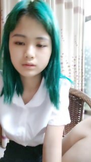 18小萝莉，娇小身材超嫩，贫乳奶子粉穴，近距离视角张开双腿，揉搓小穴跳蛋震动