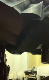 栗栗籽 - 隨身帶跳蛋的同事見過嗎，這一次在午休的办公室里面，沒忍住打開了開關，水不小心流到地上了，好怕旁邊的同事聽到🥹🥹#强制play #跳蛋遥控