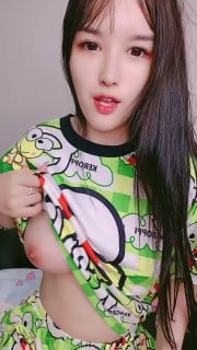 无毛超嫩粉穴，跳蛋塞入娇喘好听，手指揉搓太诱惑了